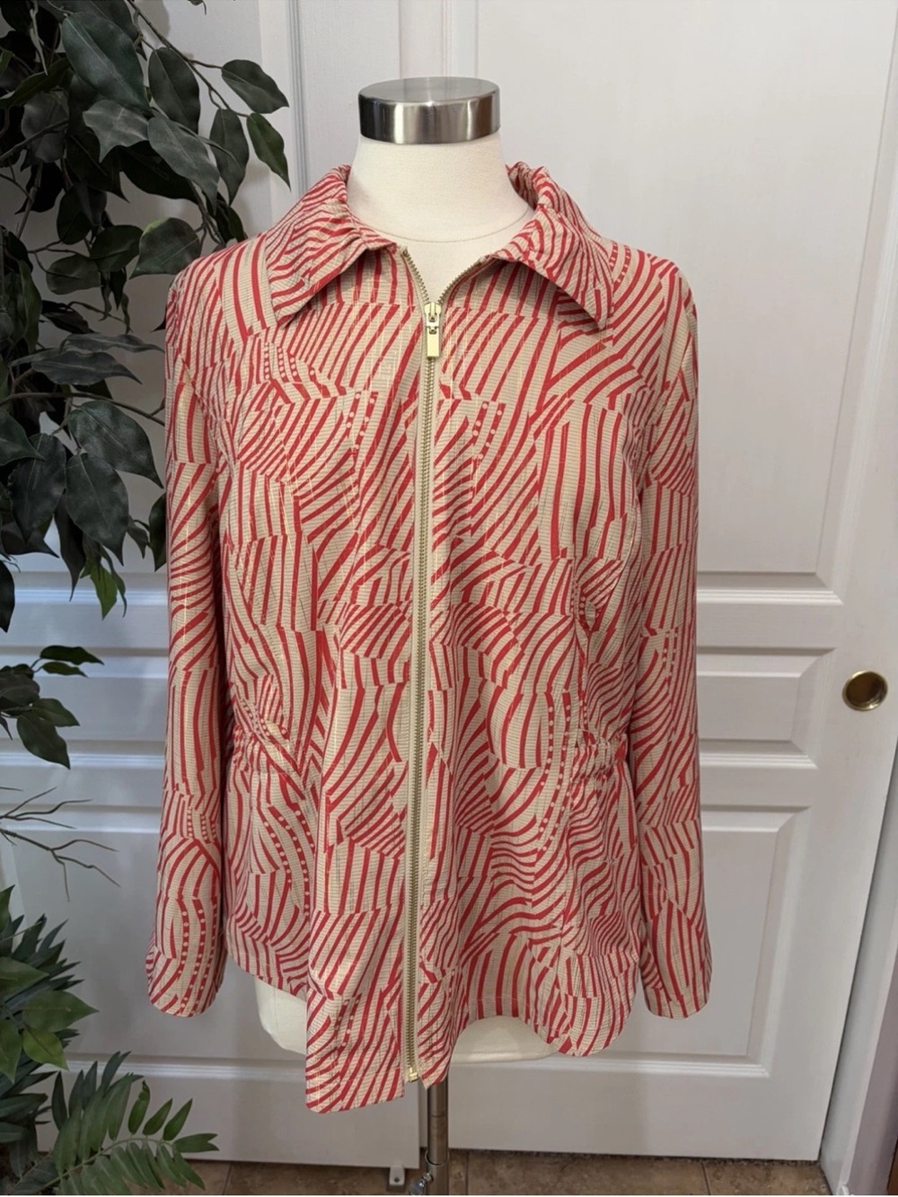Chico’s Zenergy Neema Paintery Waves Zip Up Jacket ~ Canella Tan/Metallic Gold